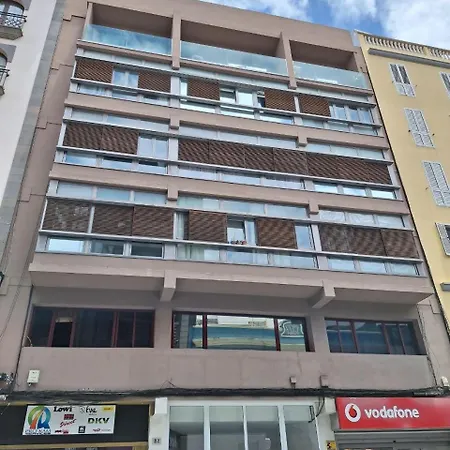Loft Moderno Con Balcon Al Lado De Canteras