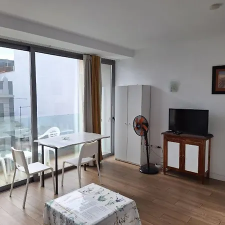 Loft Moderno Con Balcon Al Lado De Canteras
