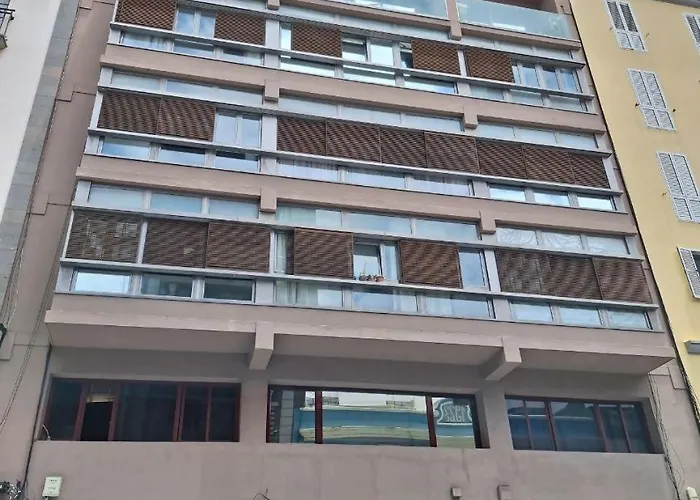 Loft Moderno Con Balcón Al Lado De Canteras