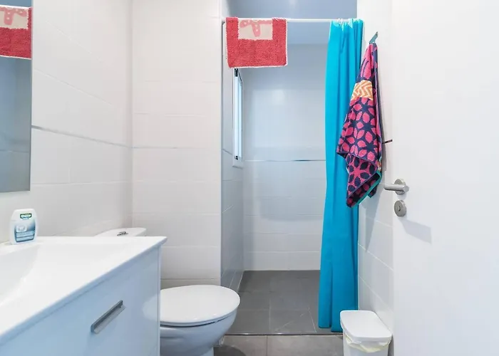 Loft Moderno Con Balcón Al Lado De Canteras